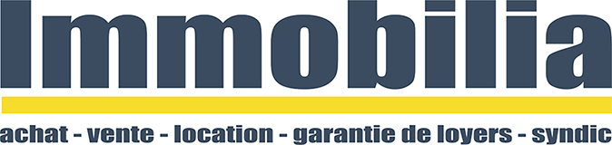 Logo avec un texte bleu foncé de grande taille indiquant Immobilia au-dessus d'une ligne jaune. En dessous, un texte bleu plus petit indique : achat - vente - location - garantie de loyers - syndic.