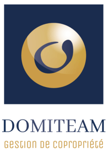 Logo représentant un motif circulaire de couleur or et marine au-dessus des mots DOMITEAM et Gestion de copropriété en polices stylisées sur fond blanc.