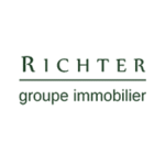 Logo avec le mot RICHTER en grandes lettres au-dessus d'une ligne, et groupe immobilier en plus petites lettres sous la ligne, le tout sur fond blanc.