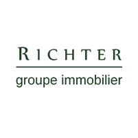 Logo avec le mot RICHTER en grandes lettres au-dessus d'une ligne, et groupe immobilier en plus petites lettres sous la ligne, le tout sur fond blanc.