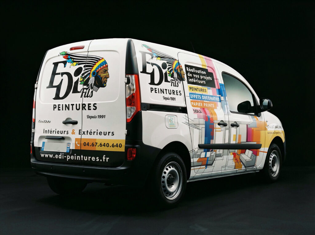 Une camionnette blanche avec des graphiques colorés annonçant "Edi Fils Peintures", avec le profil stylisé d'une personne portant une coiffe, des fournitures de peinture, les services offerts et les coordonnées sur un fond noir.