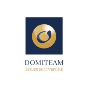 Logo avec un motif circulaire abstrait or et marine au-dessus des mots DOMITEAM en bleu et gestion de copropriété en or sur fond blanc.